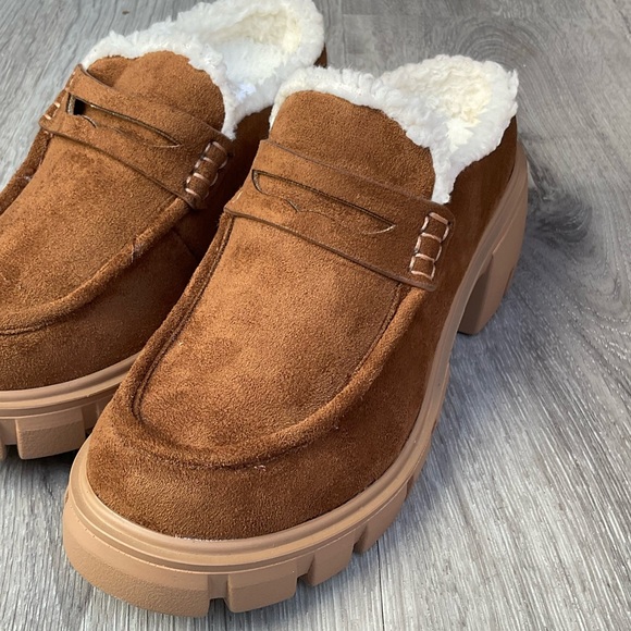 Brown fqux suede slip on loafers with fuzzy cotton inside. TTS Very G brand - Picture 5 of 5